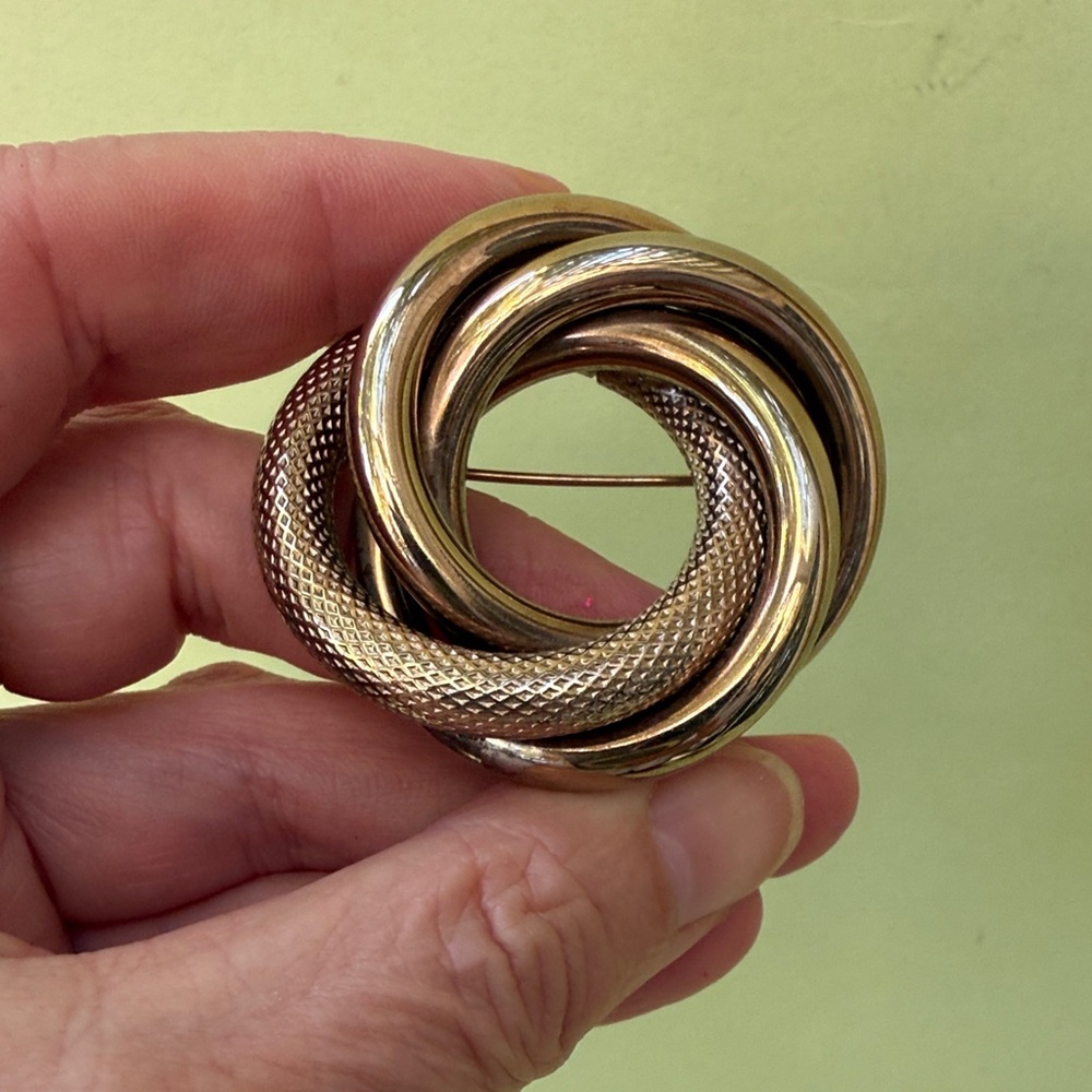 Elegant Vintage Gold-Tone Knot Brooch